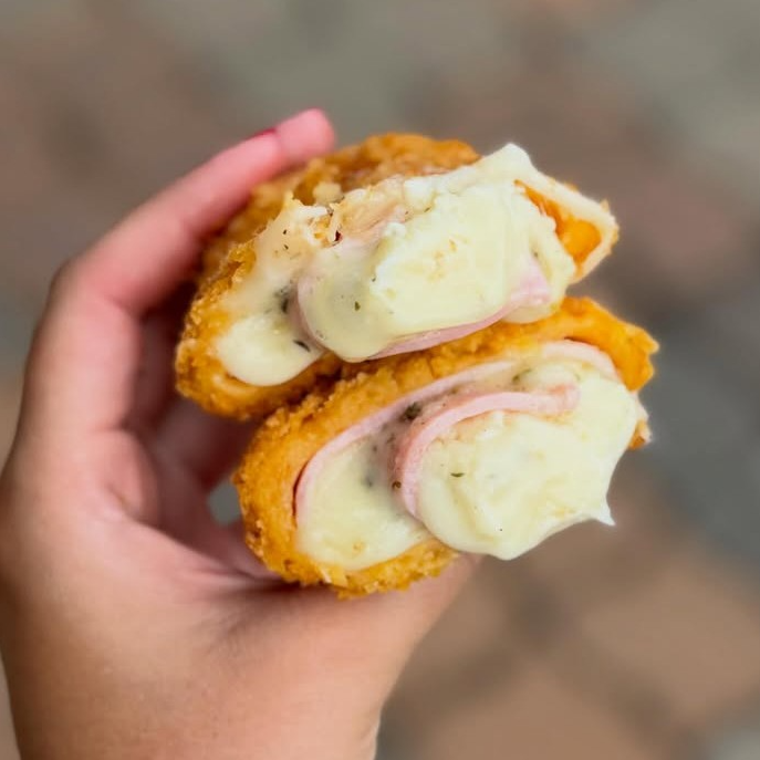 Massa macia por dentro e crocante por fora, com bastante queijo e presunto. Impossível resistir a essa delícia