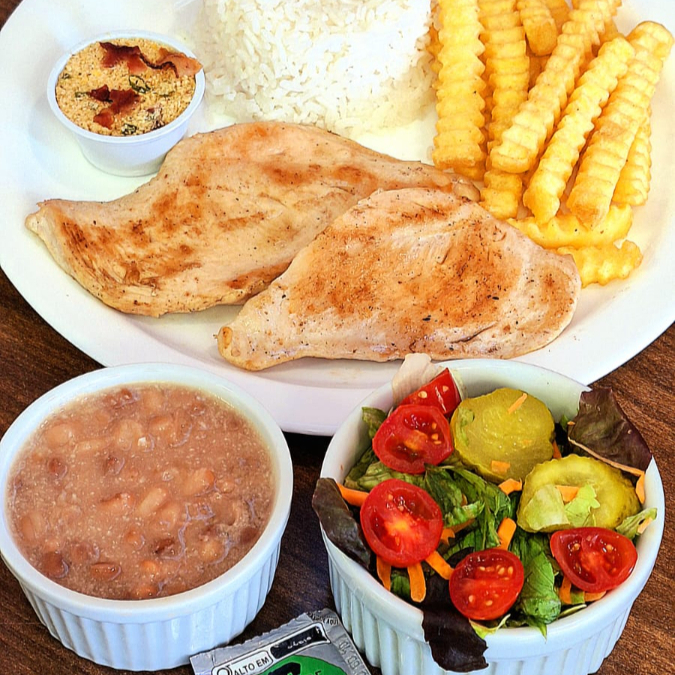 Delicioso File de peito de frango grelhado na chapa, acompanha arroz branco soltinho (180g), farofa crocante com bacon(30g), feijão branco carioca (150g), batata frita (150g), saladinha santiago (alface roxa, americana, cenoura, picles e tomate cereja). Enviamos em uma marmita com divisórias e a salada a parte, recomendamos que na hora de receber seu pedido mantenha a saco na horizontal(deitado) para evitar que o feijão, vá para as outras repartições.