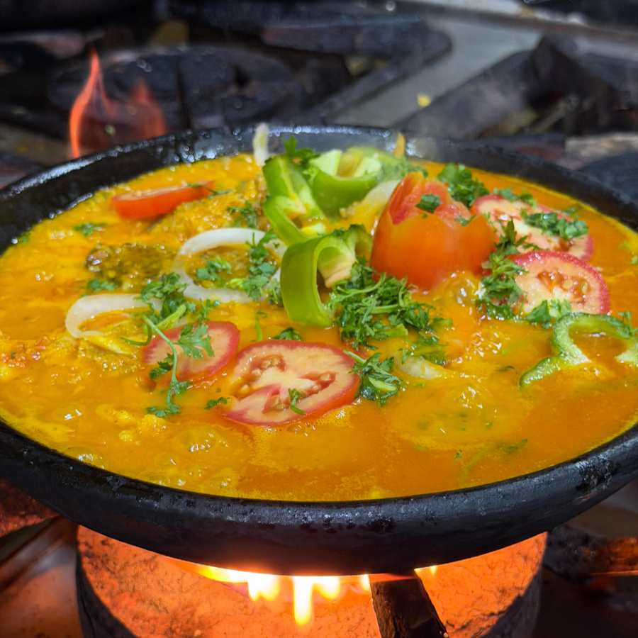 Moqueca de Corvina com feijão fradinho, arroz e pirão