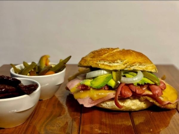 Cemita Hawaiana de puerco