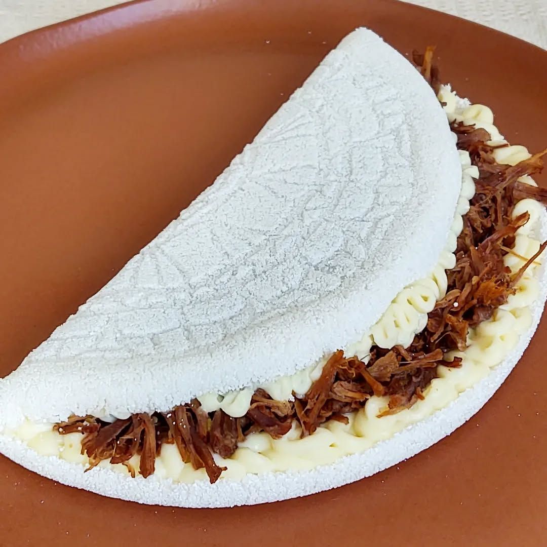 Massa feita na hora, fininha e leve. Recheada com carne seca levemente temperada finalizada com Catupiry.