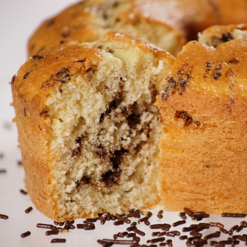 Bolo com gostinho de infância. Massa à base de leite com granulados de chocolate.