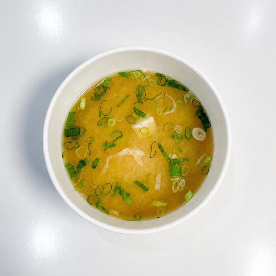 Sopa tradicional japonesa à base de missô, toffu e com sabor suave e reconfortante, ideal para acompanhar seu pedido.