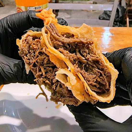 Delicioso pastel de massa caseira de costela desfiada e temperada.