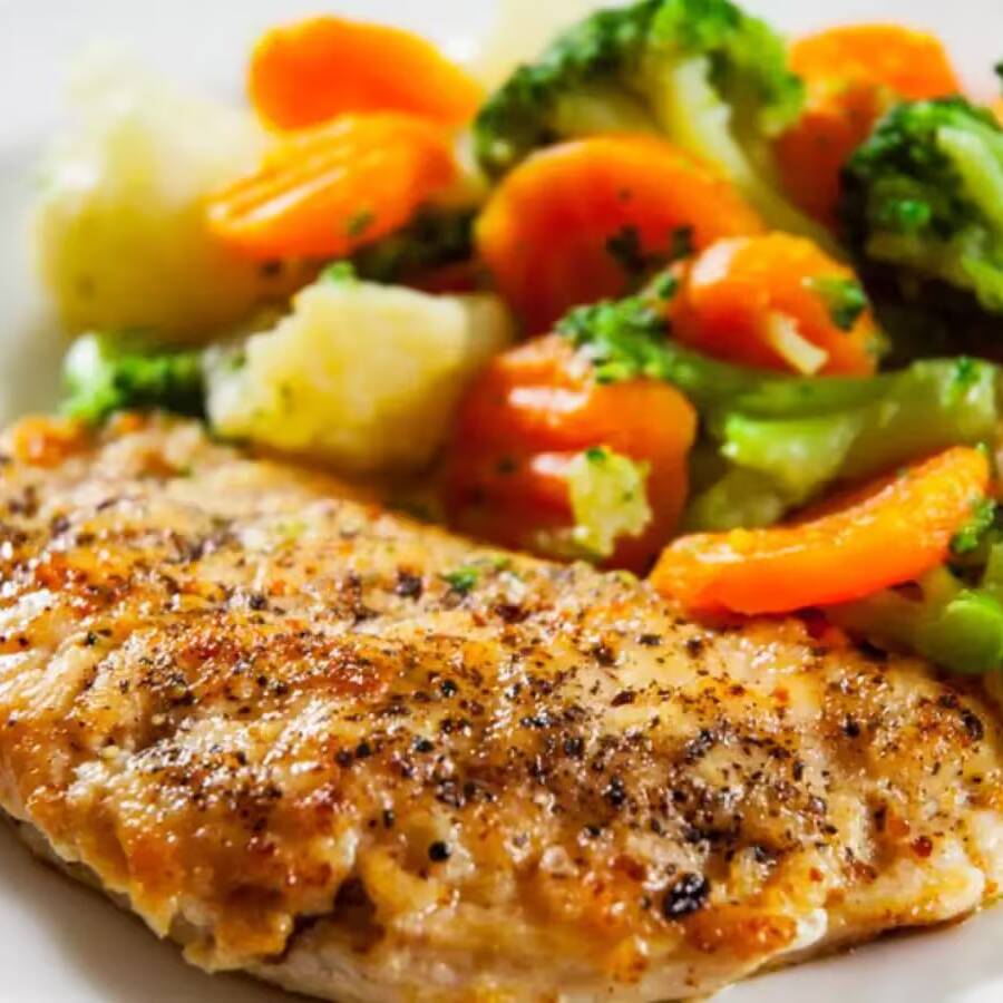 Frango Grelhado Suculento, Servido Com Arroz Branco, Mix De Legumes E Salada De Repolho Fresquinho.