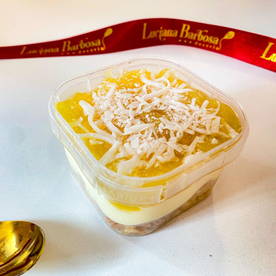 Creme de Ninho, compota artesanal de abacaxi com coco, biscoito de champanhe no fundo. Peso médio 170g