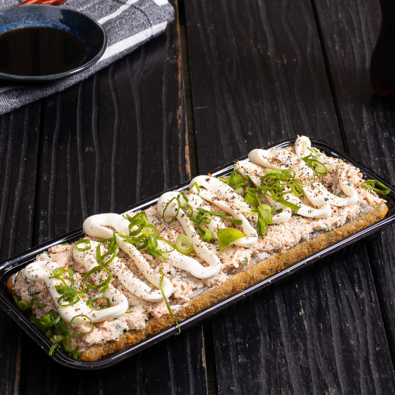 Crocante por fora, surpreendente por dentro: recheio generoso de salmão grelhado , cream cheese e cebolinha. Uma explosão de sabores para quem ama frutos do mar! Serve 1 Pessoa (480 gramas)