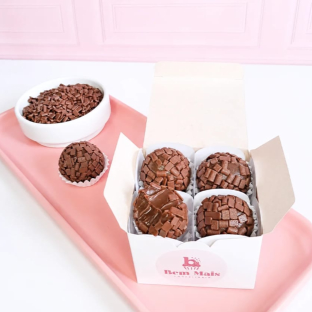 Clássico e tradicional docinho brigadeiro ao leite feito com chocolate blend coberto com granulado chocolate ao leite , 4 unidades perfeito para presentear ou comer sozinho.