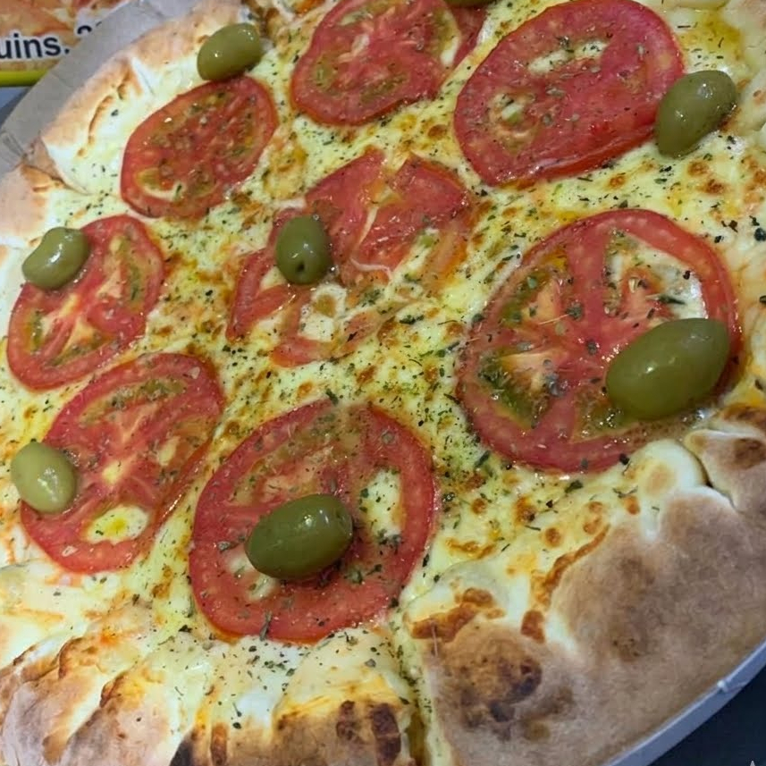 Molho de tomate, orégano, azeitona, mussarela e tomate.
