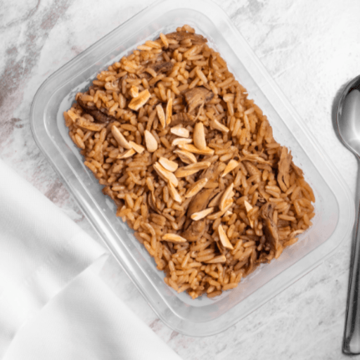 Arroz com lascas de frango e um toque de canela. Acompanha amêndoas torradas.