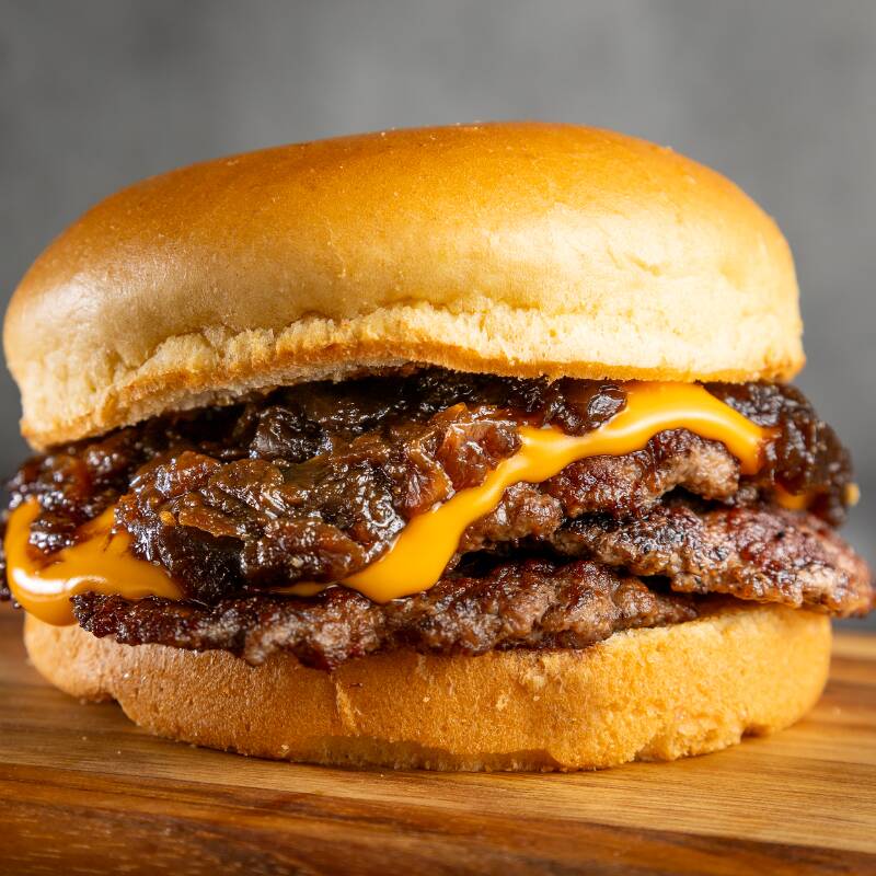 Blend de 180g de Carne Bovina, acompanhado de Cebola Caramelizada Defumada, Molho de Cheddar Gourmet no Pão de Brioche. Uma explosão de sabores a cada mordida!