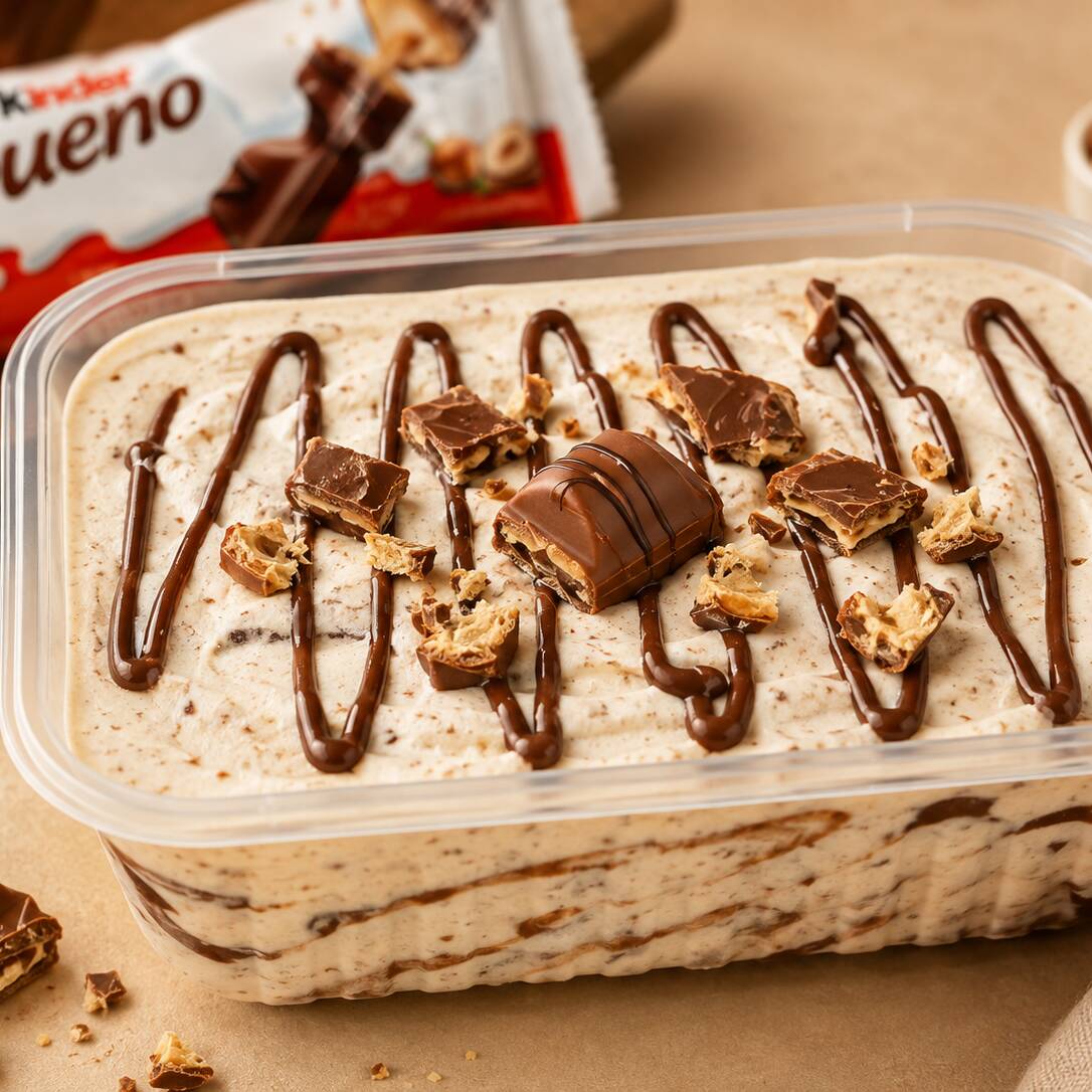 Para os apaixonados por Kinder Bueno! 😍🍫
Sorvete supercremoso com sabor de baunilha e avelã, pedacinhos crocantes de Kinder Bueno e uma irresistível cobertura de creme de avelã por cima. Uma combinação cremosa, crocante e cheia de sabor!