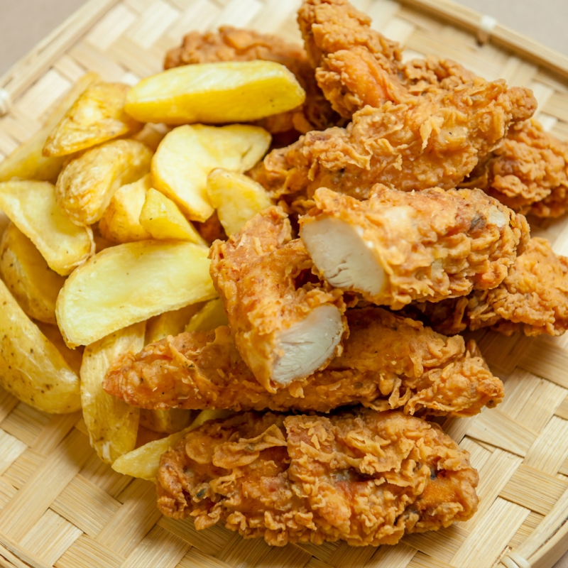 Filézinho de sassami+ acompanhamento + 2 molhos Obs: Todos os nossos cortes de frango são empanados com o exclusivo tempero Chicken Box