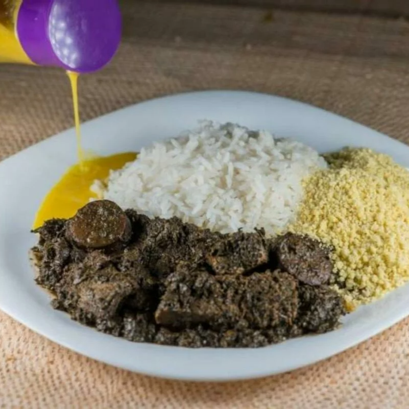 A verdadeira Maniçoba da Amazônia! Feita com folhas de mandioca cozidas por dias e carnes selecionadas, garantindo um sabor único e irresistível. Prato típico do Norte, perfeito para quem ama comida regional ou quer experimentar essa tradição amazônica. 😋🍽️