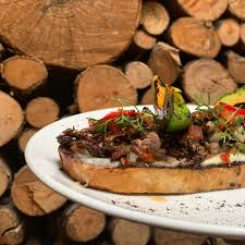 BRUSCHETTA DE CHAPULÍN