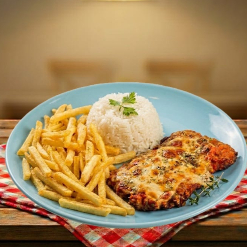 Uma deliciosa fusão de suculenta carne empanada em panko, coberta por um molho de tomate caseiro e queijo derretido. Uma experiência crocante e reconfortante, perfeita para paladares exigentes.
