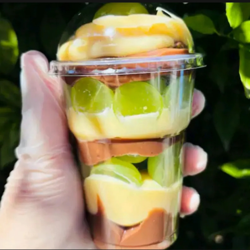 Copo da felicidade Explosão de uva Explosão de uva , composto pot brigadeiro cremoso de chocolate 50% cacau, brigadeiro cremoso de Ninho , e uvas verdes. Essa delicia vai ganhar seu coração !