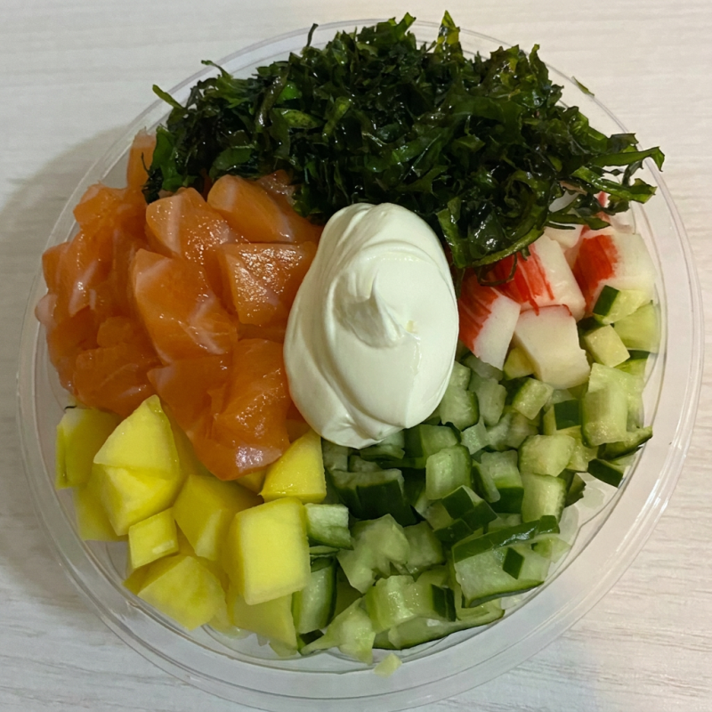 Salmão, pepino, manga, kani, cebolinha, cryspy de couve, cream cheasee, camarão empanado, salmão empanado, gergelim, cebola roxa, salmão maçaricado, cogumelo...