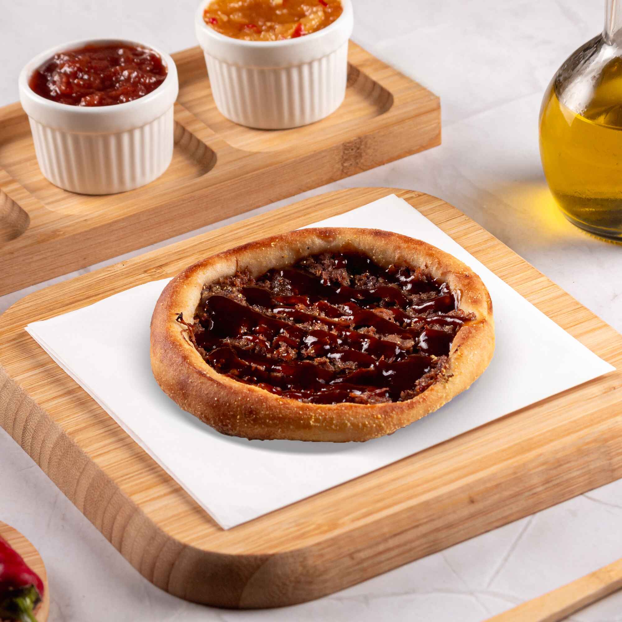 Recheada com costela desfiada e molho barbecue, um sabor defumado e suculento a cada mordida.