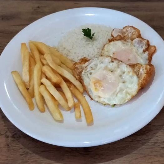 ( Obs: Nossas refeições não acompanham batata frita a não ser que seja pago o adicional).Ovos fritos no ponto certo, com gema cremosa e sabor caseiro. Acompanha arroz soltinho, feijão temperado e farofa crocante. Simples, delicioso e com gostinho de comida feita em casa!