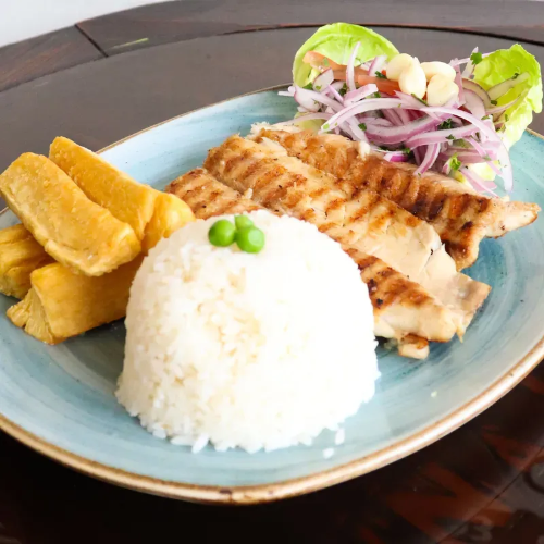 Filete de Pescado con Arroz y Yuca