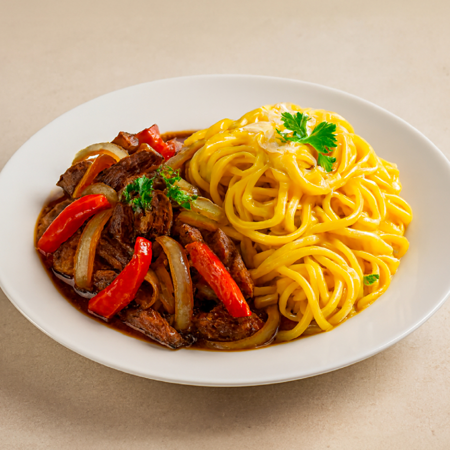 Fetuccinis a la Huancaína con Lomo Saltado