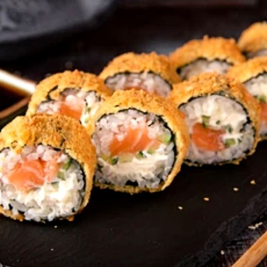 O Mais Vendido! Deliciosa combinação de ingredientes como alga, arroz, salmão, cream cheese e cebolinha empanados na farinha panko criando uma textura crocante e saborosa.