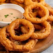 PORÇÃO DE ONION RINGS COM 15 UNIDADES, ESCOLHA UM MOLHO PARA ACOMPANHAR SEDESEJAR.