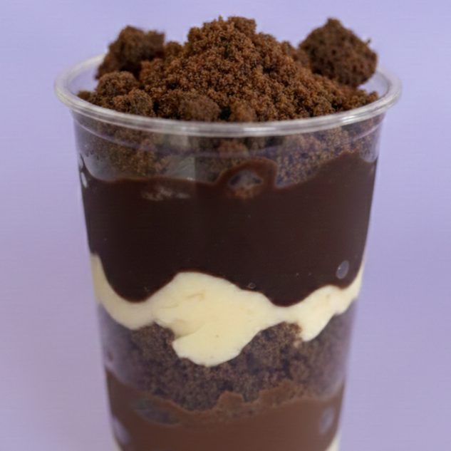 Nosso Copo da Felicidade de Chocolate vem super recheado com camadas generosas, bolo fofinho triturado e recheios. Serve 1 pessoa (aprox. 300ml)