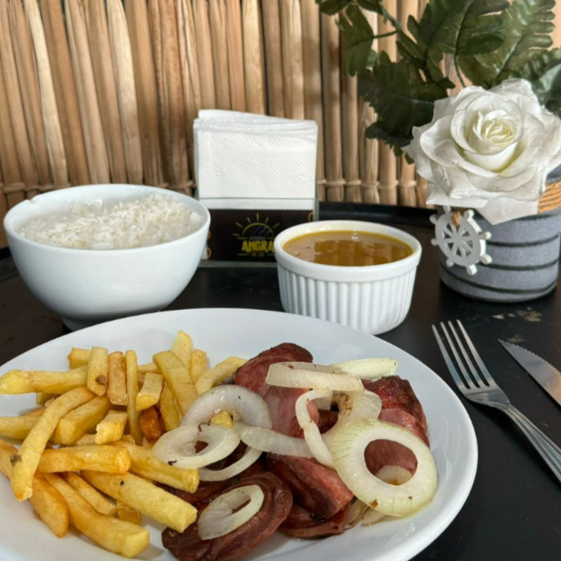 Calabresa acebolada, arroz, feijão, fritas e salada da casa.