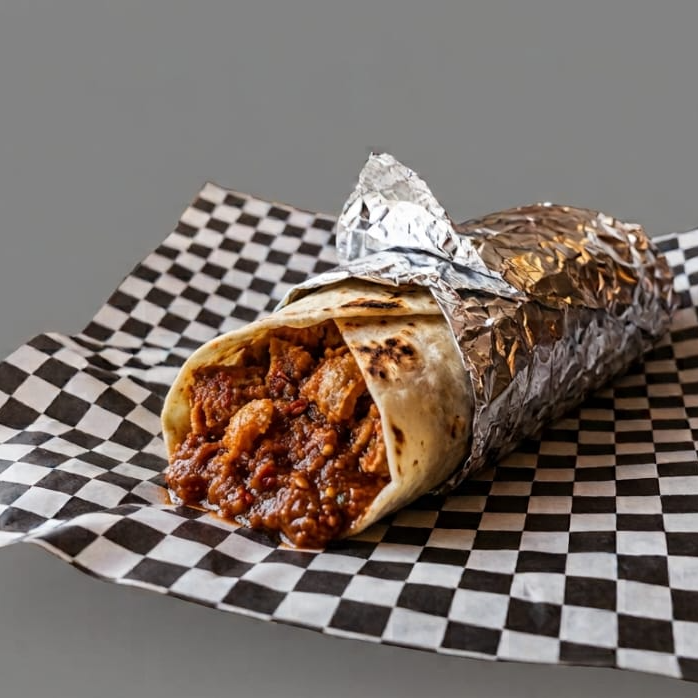 BURRITO DE CHICHARRÓN EN SALSA ROJA