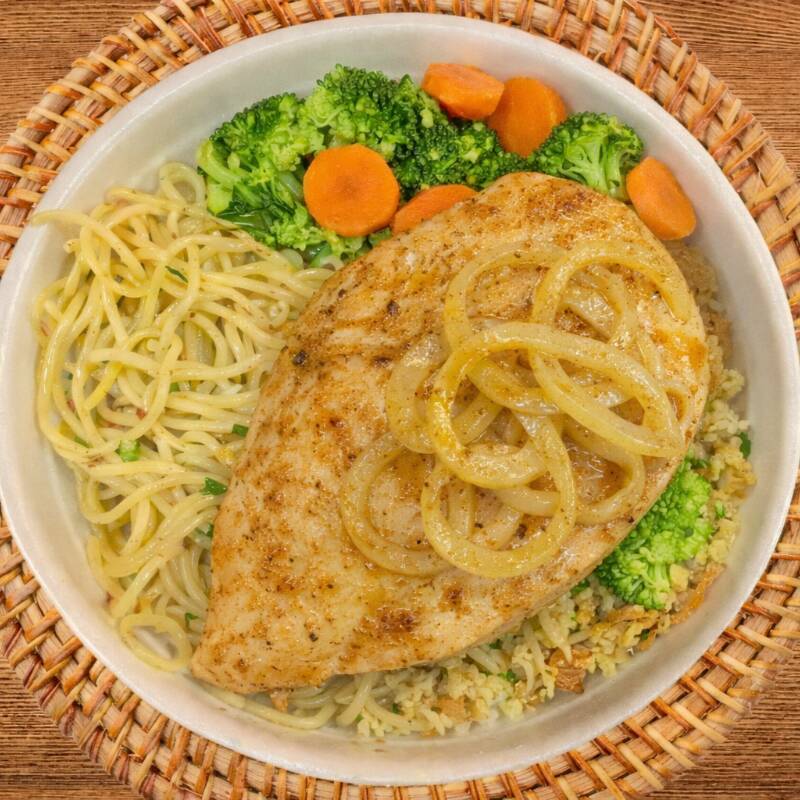 Saboreie nosso filé de frango, suculento e perfeitamente temperado, com uma crosta dourada e irresistível. Acompanha arroz soltinho, Feijão e farofa que realça ainda mais o sabor. Uma refeição leve e deliciosa.