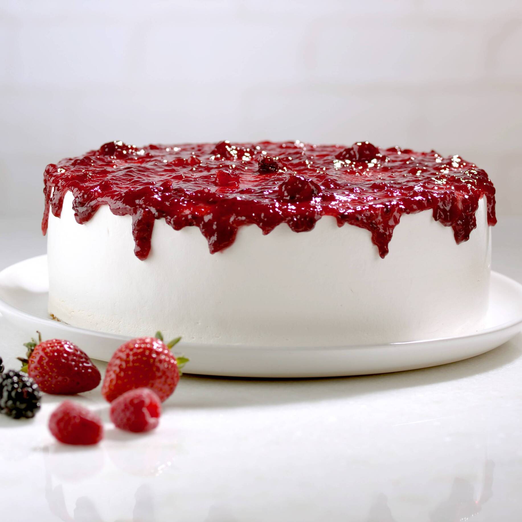 Bolo de leite, com duas generosas camadas de recheio, uma de moça firme e outra de chantilly e frutas vermelhas, coberto com chantilly e calda de frutas vermelhas. Imagem meramente ilustrativa. Bolo pequeno serve até 8 fatias. Bolo grande serve até 16 fatias.