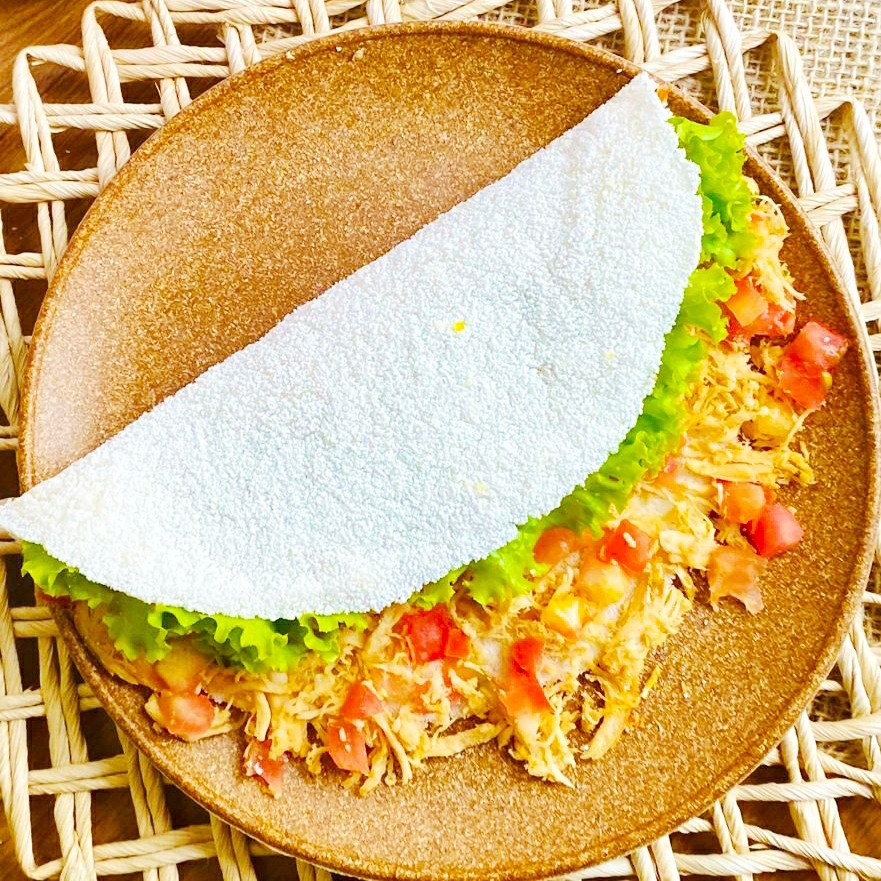 Deliciosa e saborosa! Tapioca bem recheada com peito de frango assado desfiado, temperado naturalmente com ervas finas. No recheio, leva requeijão cremoso light (Canto de Minas), alface crocante, tomate picadinho e o molho especial da sua escolha. Aviso : Caso queira retirar algum ingrediente do pedido, é só informar na observação.