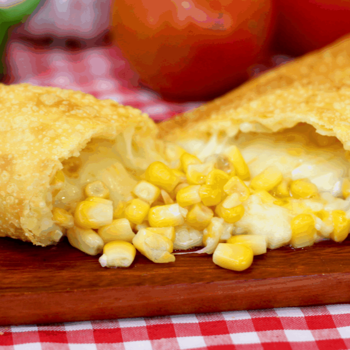 Clássico e irresistível! Massa leve, fina e crocante, frita na hora, recheada com queijo mussarela e milho, garantindo muito sabor em cada mordida. Servido sempre quentinho e preparado na hora para chegar até você com máxima qualidade.