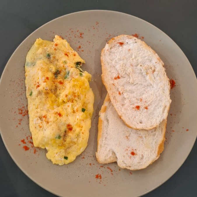 3 ovos, mussarela, bacon em tiras e manteiga. Acompanha pão na chapa