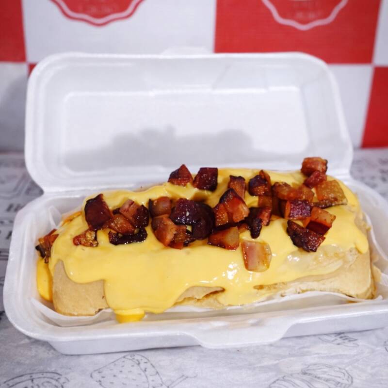 Pão 15cm , salsicha , bacon e molho cheddar melt .