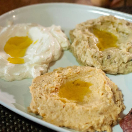 200 gramas, grão de bico, limão, tahine, sal e temperos + uma fatia de pão sírio.