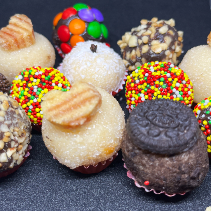 Kit com 12 brigadeiros de festa, onde você escolhe os sabores de acordo com sua preferência. Ideal para quem gosta de variedade, para presentear ou deixar qualquer momento mais doce e especial.