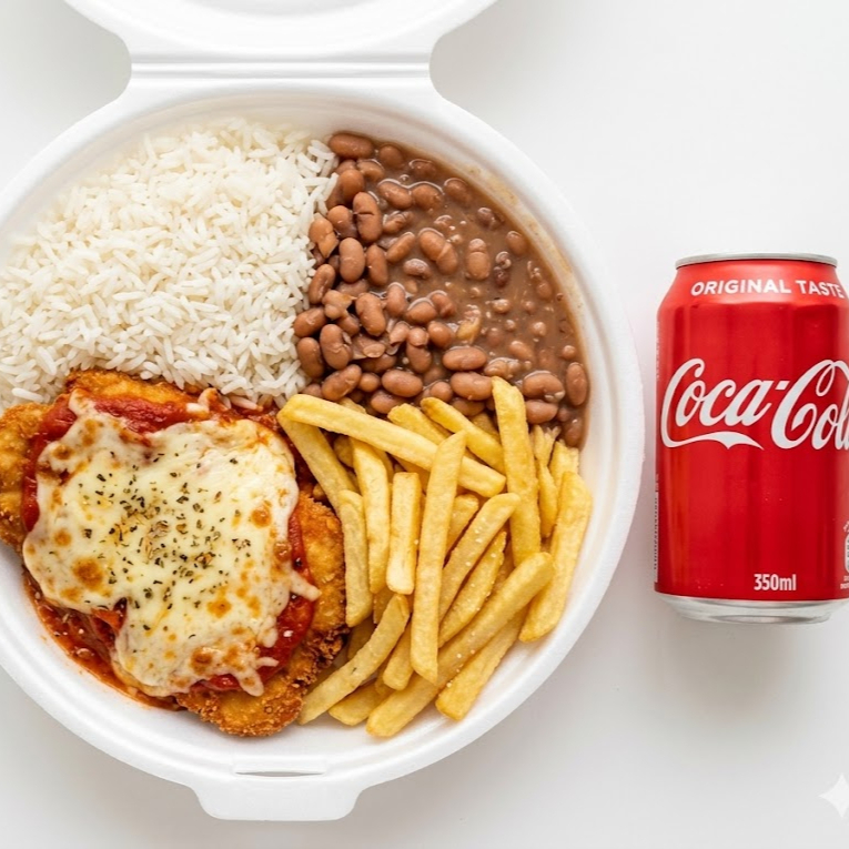Filé de frango à parmegiana super suculento e cheio de queijo, servido com arroz soltinho, feijão bem temperado e uma porção generosa de batata frita sequinha e crocante. Acompanhado de um refrigerante de 350ml. Serve 1 pessoa