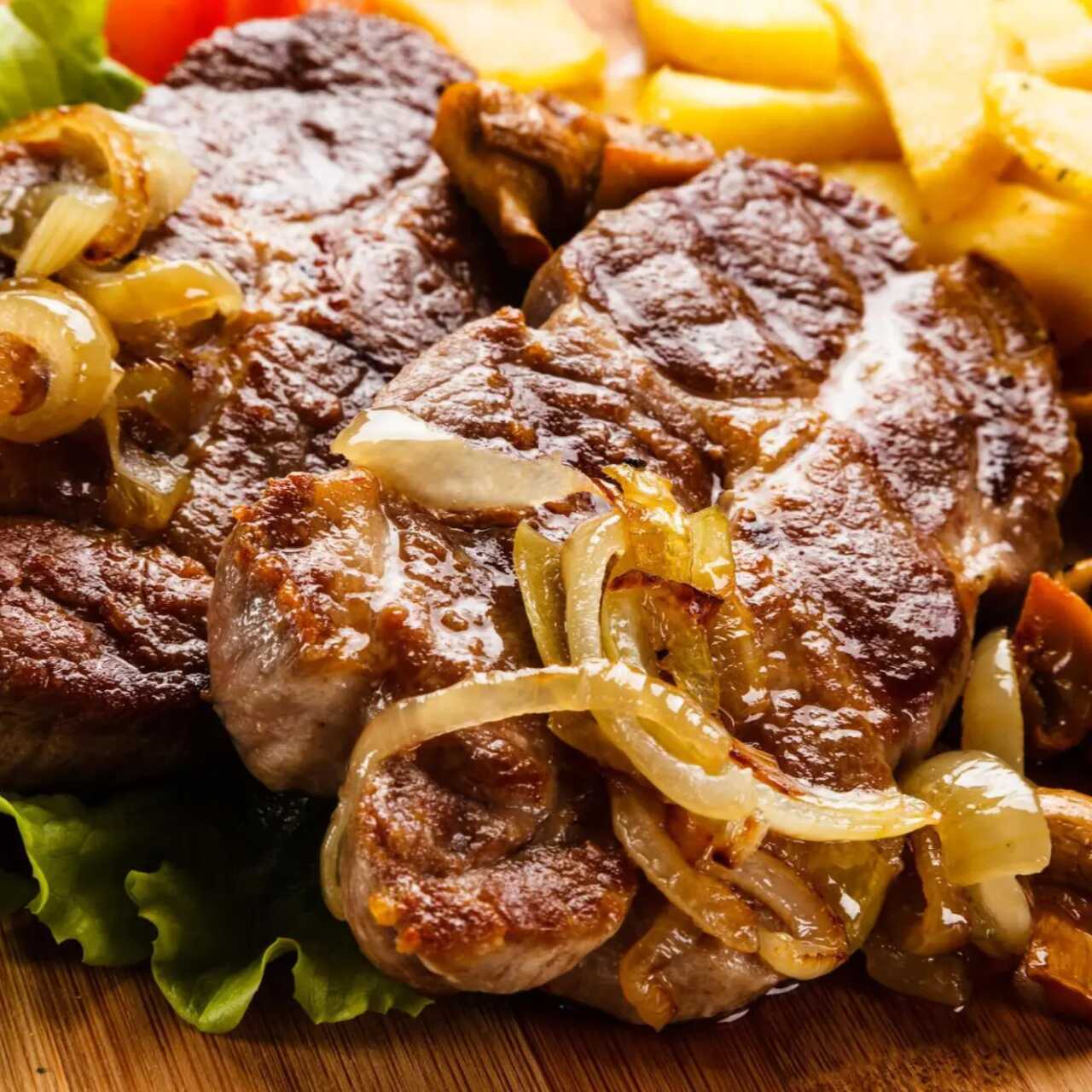 Bife acebolado com feijão, arroz, macarrão com purê ou salada.