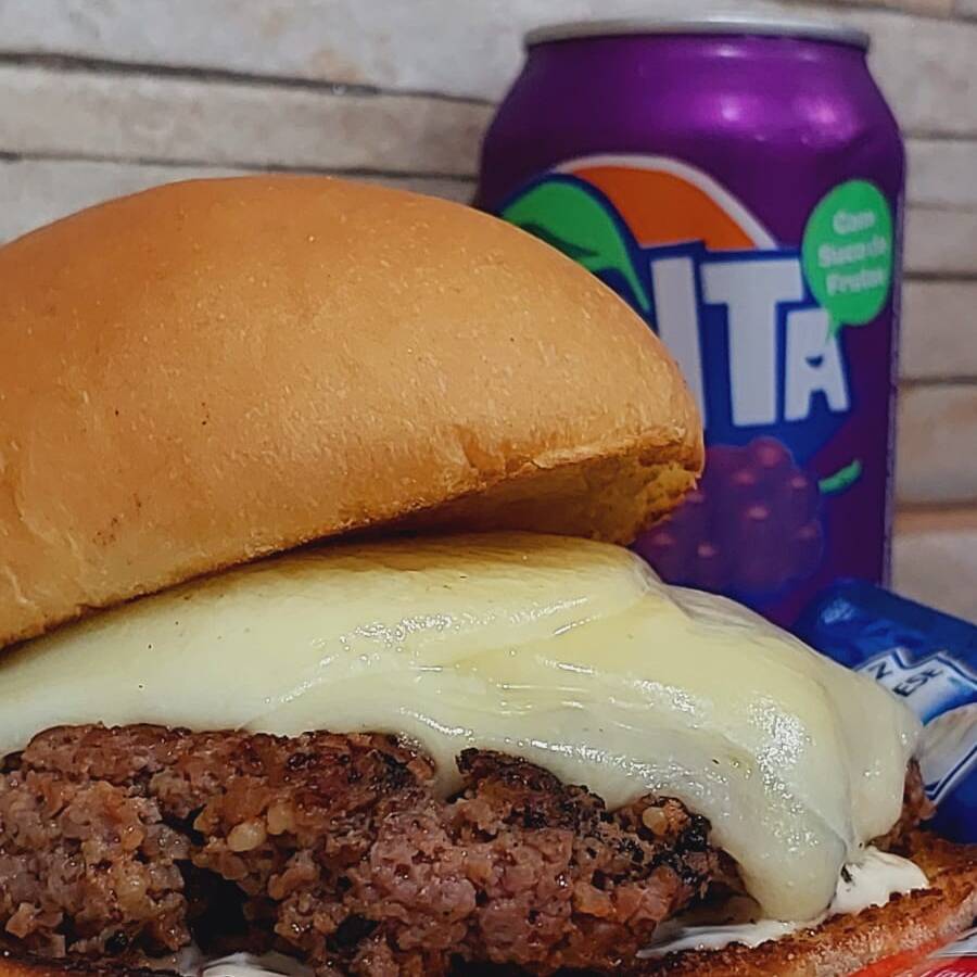 HAMBÚRGUER ARTESANAL DE 180 g, ACOMPANHADO COM QUEIJO MUSSARELA DERRETIDA, EM NOSSO DELICIOSO PÃO BRIOCHE PRODUZIDO NA CASA, E MAIONESE CASEIRA