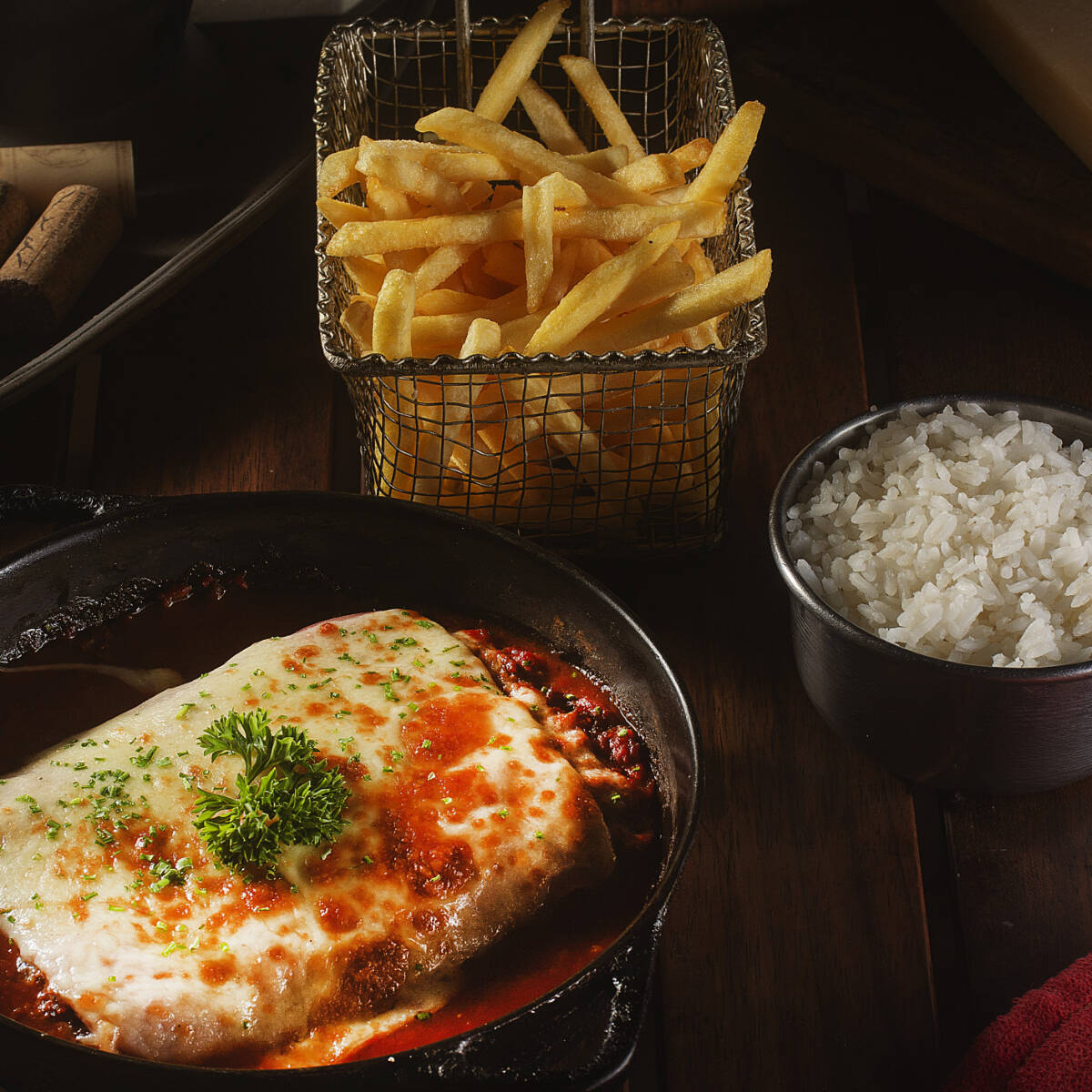 Deliciosa Parmegiana de frango coberta por molho de tomate pellatti, queijo gratinado. Acompanhada por batatas fritas crocantes e arroz soltinho. #Frango #frango #Parmegiana #parmegiana #Parmejiana #parmejiana #molhodetomate #arroz