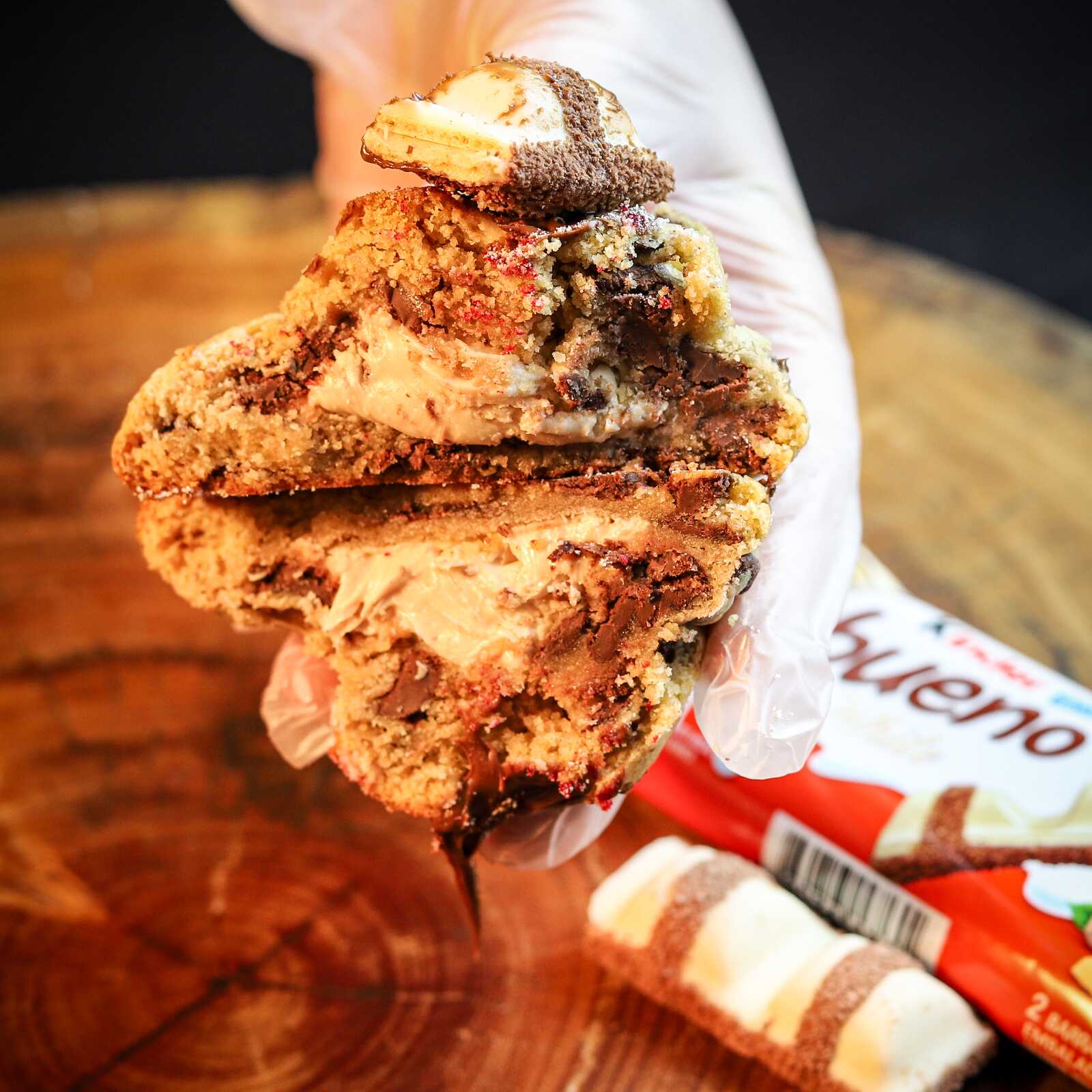Massa tradicional, com recheio cremoso do famoso chocolate Kinder Bueno, cada mordida é como uma explosão de infância + indulgência adulta.