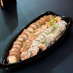 20 cariocas de salmão, 10 cariocas de skin, 10 uramaki de salmão, 10 uramaki de kani 10 uramaki de camarão, 10 canapé de salmão, 04 Jojo, 0 06 Niguiris Variados. *Acompanha 2 teriyaki de 30 ml e 8 sashe de Shoyu
