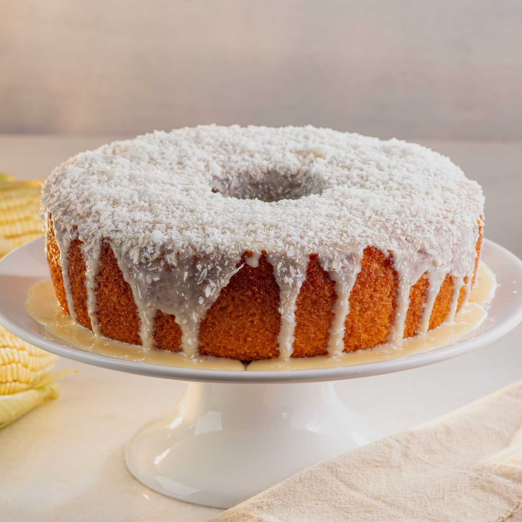Delicioso Bolo de milho caseiro com coco ralado na massa. Opção de cobertura de: leite condensado, polvilhado com coco ralado. Imagem meramente ilustrativa.
Bolo pequeno serve até 8 fatias 
Bolo grande serve até 16 fatias