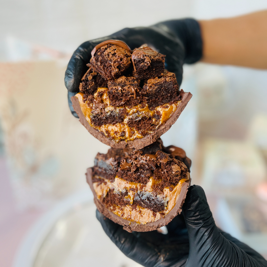 Casca meio amarga, recheado com brownie artesanal em pedaços e creme de doce de leite, finalizado com bastante pedaços de brownie por cima. Peso aproximadamente 450g. Embalagem branca com laço e sacola presenteável.