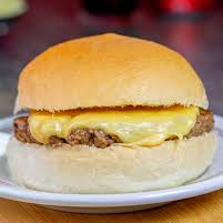 O x-burguer é um hambúrguer simples feito com pão, carne bovina e queijo, geralmente acompanhado de alface, tomate e maionese. 🍔