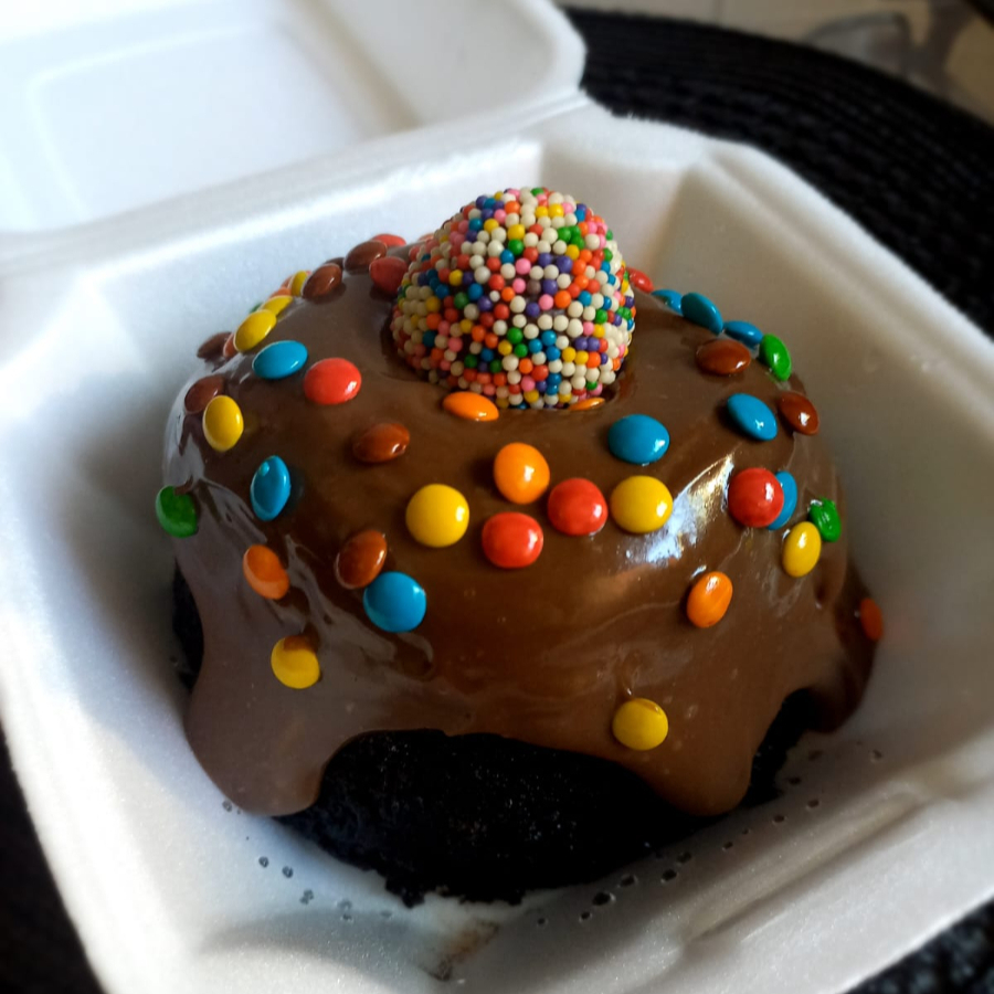 Massa cacau black de 12cm, molhadinha, com muito recheio de chocolate 50%cacau, finalizado com um brigadeiro e confetes.