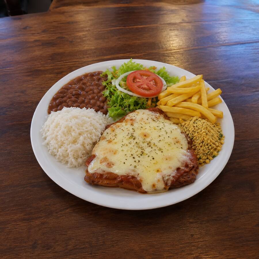Acompanha: arroz, feijão, salada, batata frita e farofa.